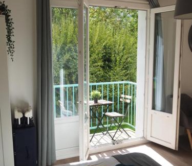 Bourg-l'Eveque Apartment | Terrasse, vue sur jardin arboré et place de parking