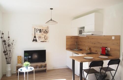 Bourg-l'Eveque Apartment | Terrasse, vue sur jardin arboré et place de parking