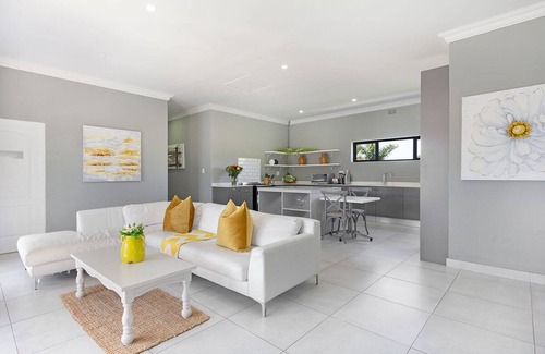 Tokai Villa | Terrific 8-bedroom villa in Tokai for a memorable getaway