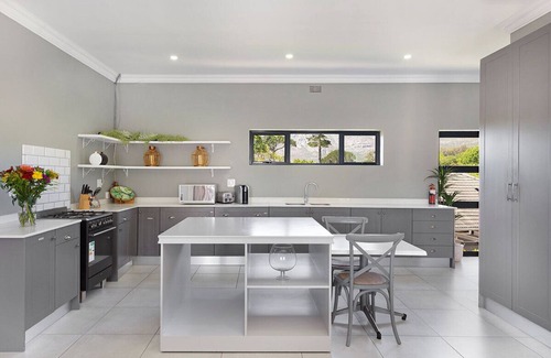 Tokai Villa | Terrific 8-bedroom villa in Tokai for a memorable getaway