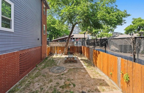 West Campus Apartment | Terrific apartment walking distance to UT Austin, bars and restaurants