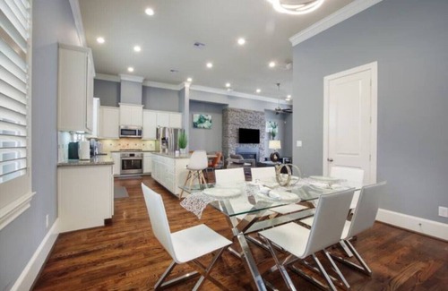 Riverside Terrace Apartment | Tesla-Charger | TX Medical Ctr | Sleeps 7 | 5 beds