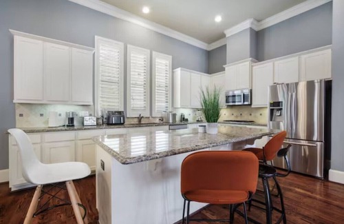 Riverside Terrace Apartment | Tesla-Charger | TX Medical Ctr | Sleeps 7 | 5 beds