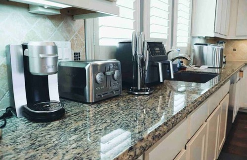 Riverside Terrace Apartment | Tesla-Charger | TX Medical Ctr | Sleeps 7 | 5 beds