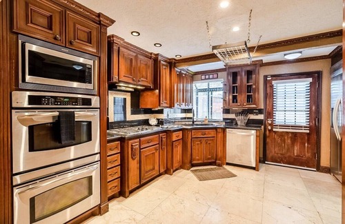 Spring Branch East House | TEXAS SIZE | Pool +Hot tub | Bar | 8 br&4ba