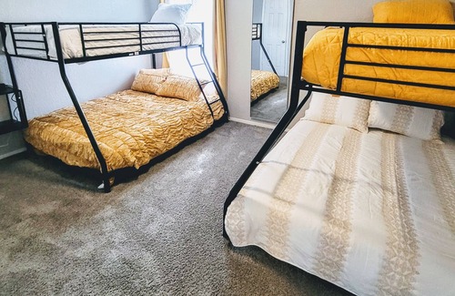 Hewitt House | Texas Sunshine Oasis WACO/Silos/Baylor: Pool, Piano, PingPong, Pets