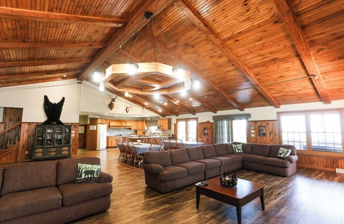 Stouchsburg House | Texter Mountain Lodge - 105 Acre Mountain Home
