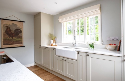 Todenham Cottage | Thatch Cottage - sleeps 6 guests in 3 bedrooms