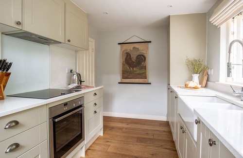 Todenham Cottage | Thatch Cottage - sleeps 6 guests in 3 bedrooms