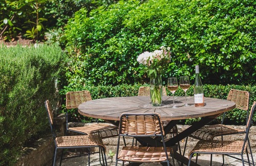 Todenham Cottage | Thatch Cottage - sleeps 6 guests in 3 bedrooms