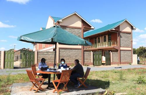 Emali Bed & Breakfast | The 4 JS Bed and Breakfast Emali