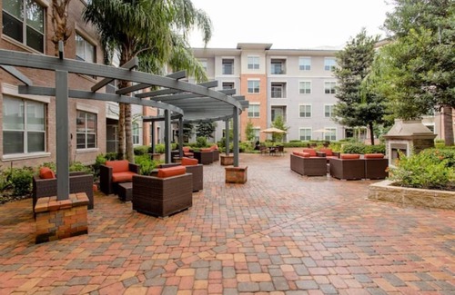 Astrodome Apartment | The Amir Poolside View - Luxe Pool, Jacuzzi & Gym