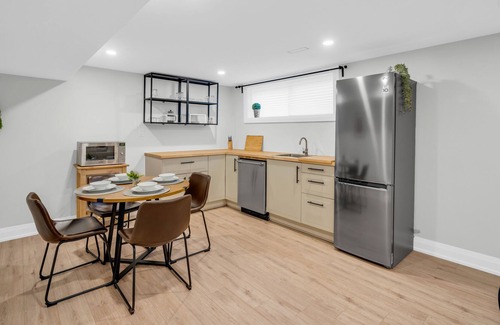 Hamilton Apartment | The Ancaster Suite - Chic & Earthy 2 Bdrm Suite