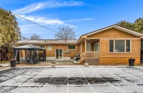 Hamilton Apartment | The Ancaster Suite - Chic & Earthy 2 Bdrm Suite