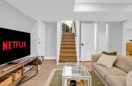 Hamilton Apartment | The Ancaster Suite - Chic & Earthy 2 Bdrm Suite