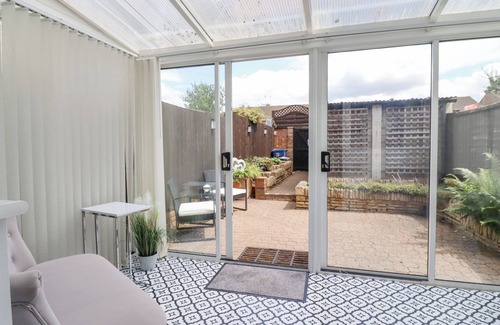 Bletchley Cottage | THE ANGEL'S REST, family friendly, with a garden in Bletchley