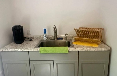 Red Hook Apartment | THE ARTIST’S LOFT- Peaceful 1-bedroom apartment in lovely Red Hook with AC, WiFi