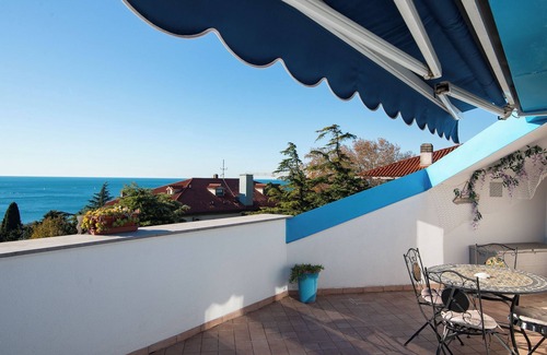 Roiano-Gretta-Barcola-Cologna-Scorcola Apartment | The attic of wonders