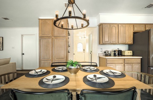 Gracywoods House | The Austin Vacation Home - 4 bdrms with hot tub, gym, WiFi, work area, pool.