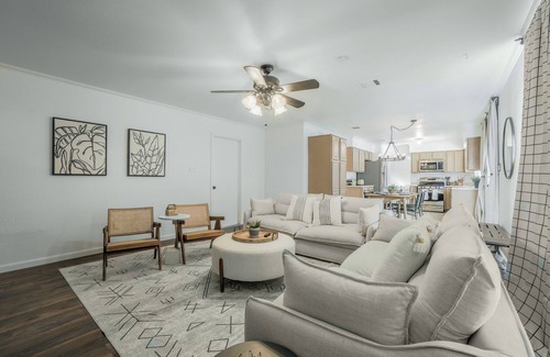 Gracywoods House | The Austin Vacation Home - 4 bdrms with hot tub, gym, WiFi, work area, pool.