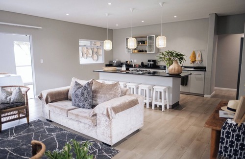 Berea House | The Beach Retreat - Modern comfort and luxury! Walk to the Beach!