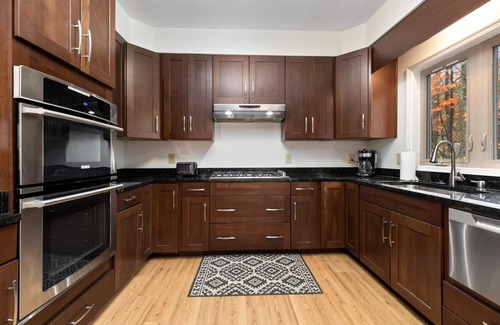 Chestnut Springs Cabin | The Bear's Den at Wintergreen- 6 Bedroom