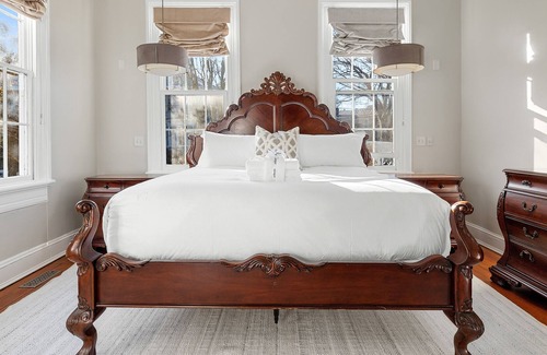 Harleston Village House | The Beauty on Broad, a Luxury 1br/1.5ba Apt.