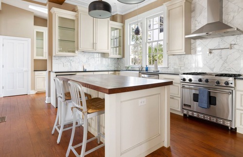 Harleston Village House | The Beauty on Broad, a Luxury 1br/1.5ba Apt.