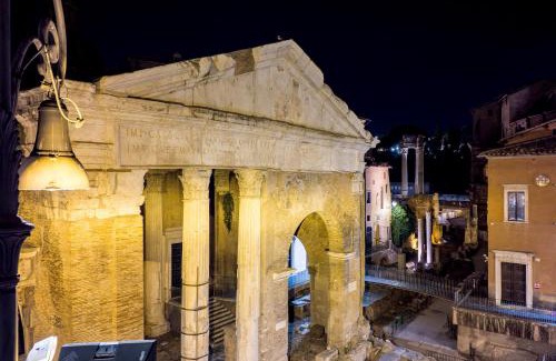 Rione XI Sant'Angelo Apartment | The Best Rent - Three-Room Apartment with View of the Portico d'Ottavia