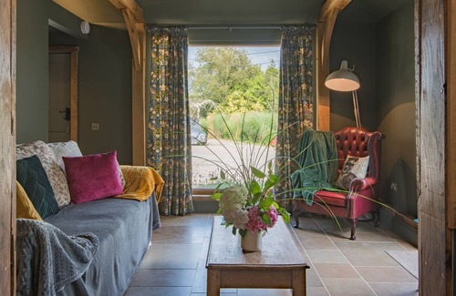 Capel-le-Ferne Cottage | The Bird Hide - quirky, cosy lodge with hot tub - perfect romantic getaway!