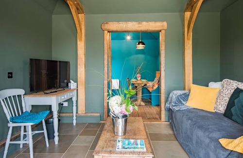 Capel-le-Ferne Cottage | The Bird Hide - quirky, cosy lodge with hot tub - perfect romantic getaway!