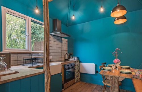 Capel-le-Ferne Cottage | The Bird Hide - quirky, cosy lodge with hot tub - perfect romantic getaway!