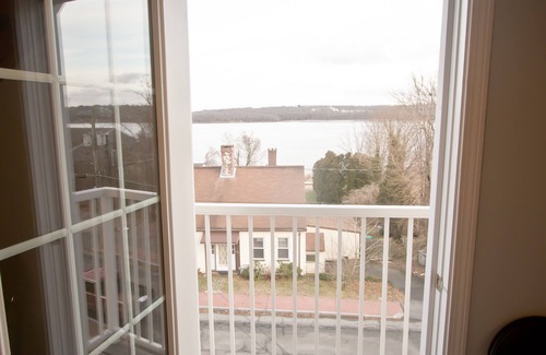 Somerset Apartment | The Bird House centrally located minutes from Providence, Newport, Bristol