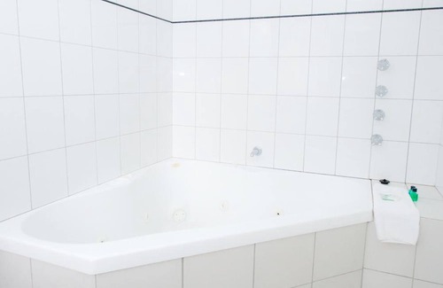 Traralgon Hotel | The Black Bull Motel