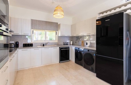 Agios Tychon Villa | The Blue Pearl Villa Limassol - Pool Jacuzzi Sauna