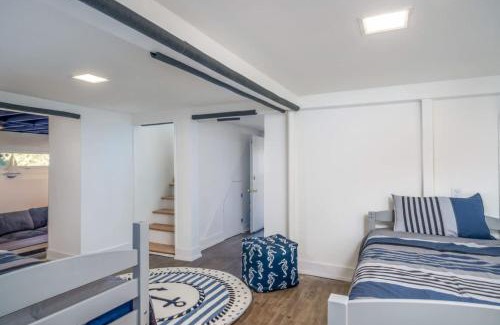 Fox Lake Apartment | The Blue Sapphire on Mineola Bay 3BR 3BA Luxury Lakefront Home on Mineola Bay Stunning Views on Chain O Lakes