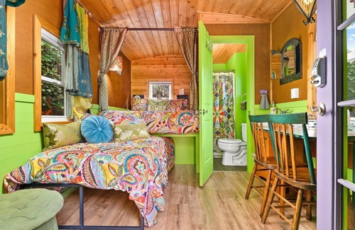 Kerns Hotel | The Boho - Custom Tiny Home w/Bohemian Vibe