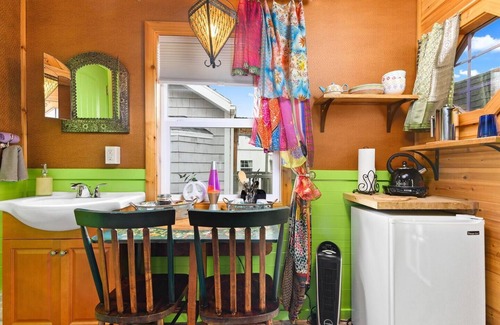 Kerns Hotel | The Boho - Custom Tiny Home w/Bohemian Vibe