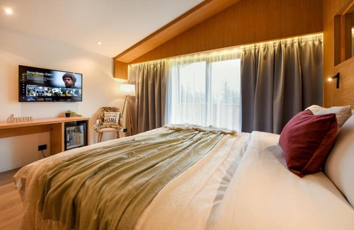 Cioplea Apartment | THE BOOK KEEPER Relaxed Hotel Room in Predeal