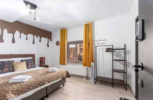 Historical Center Bruges Hotel | The brownie room by Willy Wonka's chocolate hotel!