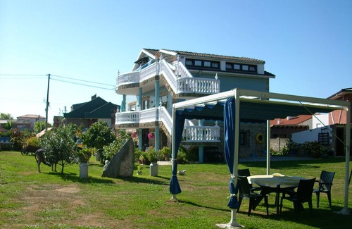 Somo Apartment | The Burby I apartment with garden in Somo (Cantabria).