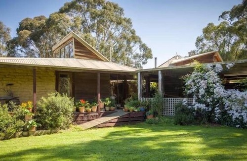 Dixons Creek Bed & Breakfast | The Burrow at Wombat Bend B&B