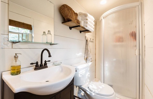 Crawford House | The C5 Ranch Guest House minutes from Magnolia and Baylor with pool and hottub