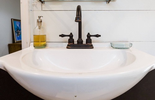 Crawford House | The C5 Ranch Guest House minutes from Magnolia and Baylor with pool and hottub