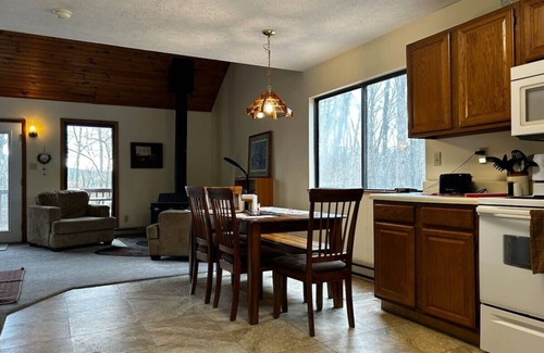 Alpine Lake Apartment | The Cabin Pet-Friendly, Short Walk to the Beach w/AC