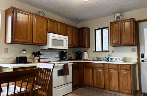 Alpine Lake Apartment | The Cabin Pet-Friendly, Short Walk to the Beach w/AC