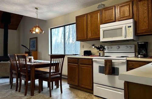 Alpine Lake Apartment | The Cabin Pet-Friendly, Short Walk to the Beach w/AC