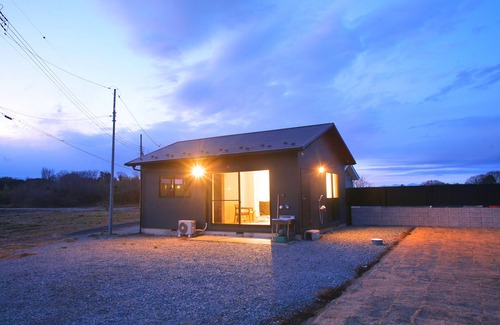 Higashimatsuyama Cottage | The Camping Yard Higashi Matsuyama" - BBQ, campfires, and tents available for overnight stays.