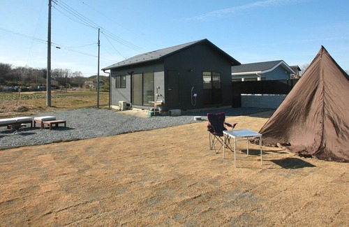 Higashimatsuyama Cottage | The Camping Yard Higashi Matsuyama" - BBQ, campfires, and tents available for overnight stays.