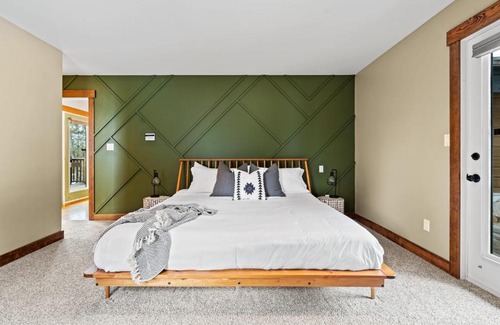 East Kootenay House | The Caribou Lodge I Hot Tub I Sleeps 16 Guests